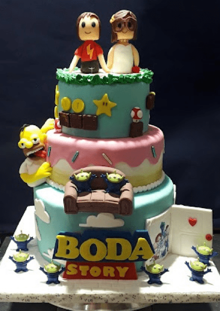 Un pastel decorado Descripción generada automáticamente con confianza media